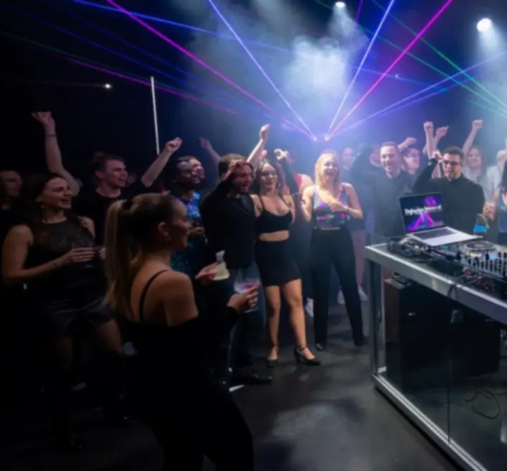 DJ pult és színes fénytechnika egy éjszakai táncparketten